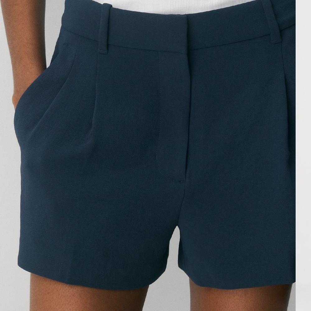 NWOT Aritzia Effortless Shorts - Mini Crepette | Size 2 - Picture 3 of 15